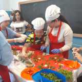 Funzioner� cos�. Gli scolari porteranno nell�auditorium dell�istituto i loro piatti �freddi� (poich� naturalmente a scuola non si pu� cucinare), preparati in mini �brigate� composte da vari alunni